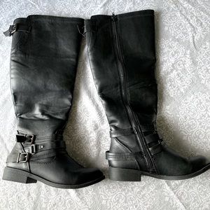 Knee high black boots. Size 8. Like new.